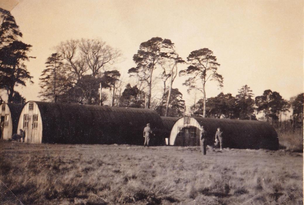 12-1945 – De 'Nissen-huts' van Easthampstead-park, Engeland. De kachels mochten pas na 17.00u. aan.